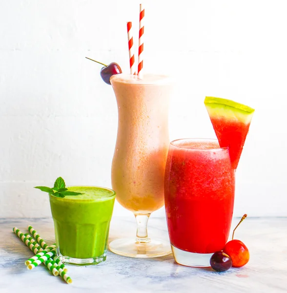 Kleurrijke smoothie cocktails — Stockfoto