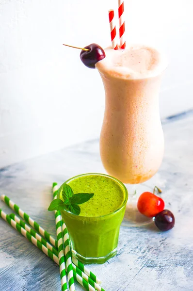 Bunte Smoothie-Cocktails — Stockfoto