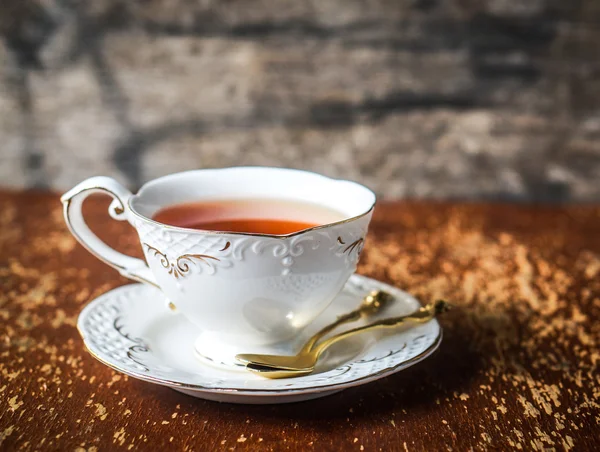 Tasse Tee auf Holzgrund — Stockfoto