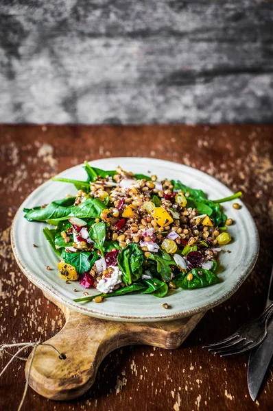 Salată sănătoasă cu spanac, quinoa și legume prăjite — Fotografie, imagine de stoc