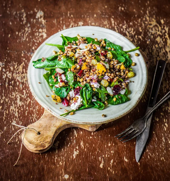 Здоровый салат со шпинатом, киноа и жареными овощами — стоковое фото