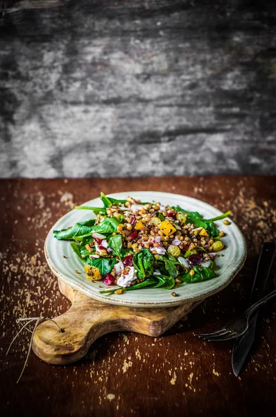 Sund sallad med spenat, quinoa och rostade grönsaker — Stockfoto