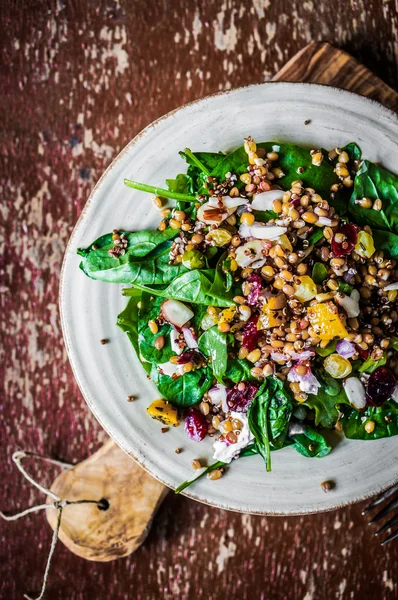 Ispanaklı, kinoalı ve kızarmış sebzeli sağlıklı salata. — Stok fotoğraf