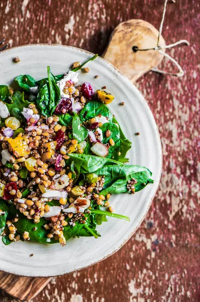 Ispanaklı, kinoalı ve kızarmış sebzeli sağlıklı salata.