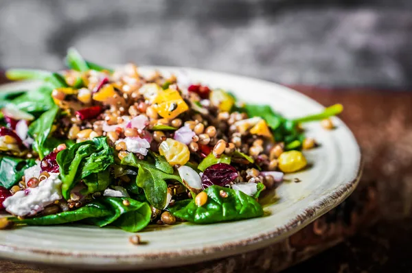 Zdravý salát se špenátem, chinoou a restovanou zeleninou Stock Obrázky