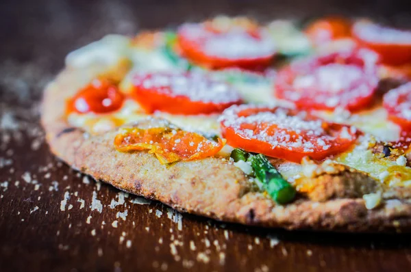 Ancient pizza with tomatoes and asparagus — Stock Photo, Image