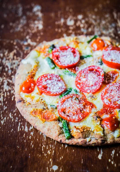 Ancient pizza with tomatoes and asparagus — Stock Photo, Image