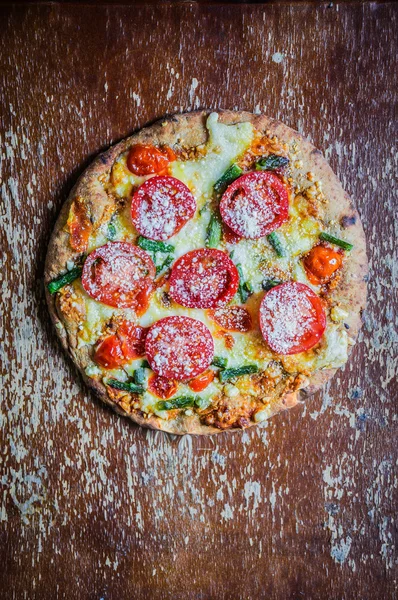 Ancient pizza with tomatoes and asparagus — Stock Photo, Image