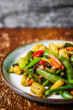 rustik zemin üzerine pişmiş sebzeler