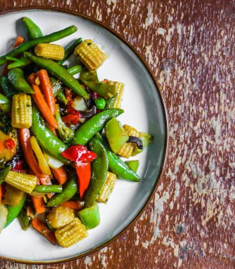 rustik zemin üzerine pişmiş sebzeler