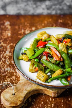 rustik zemin üzerine pişmiş sebzeler