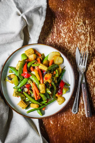 Pečená zelenina na rustikální pozadí — Stock fotografie