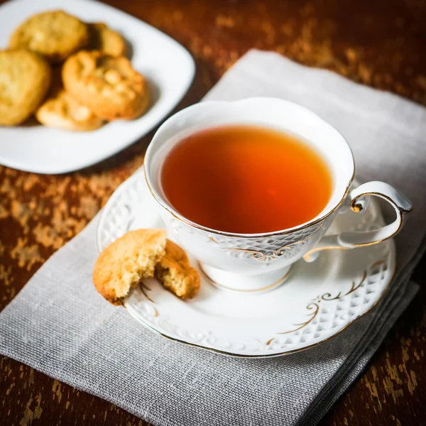 Chá com biscoitos em fundo de madeira — Fotografia de Stock