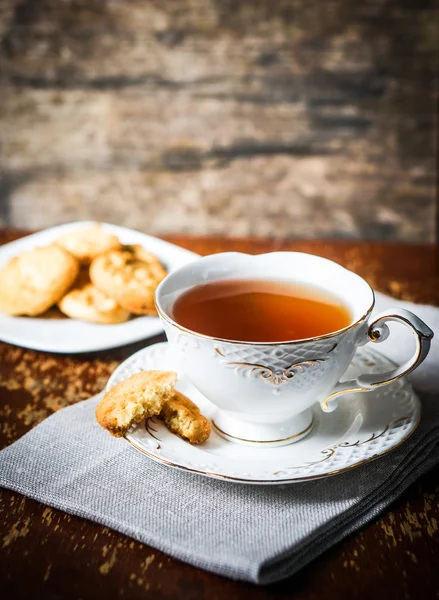 Chá com biscoitos em fundo de madeira — Fotografia de Stock