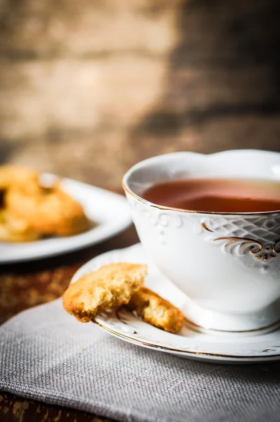 Chá com biscoitos em fundo de madeira — Fotografia de Stock