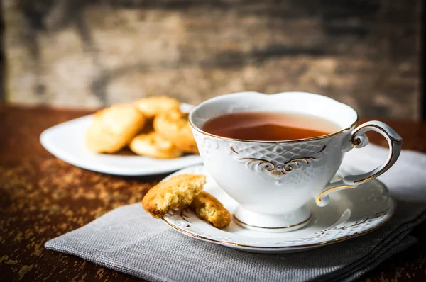 Τσάι με μπισκότα σε ξύλινο φόντο — Φωτογραφία Αρχείου