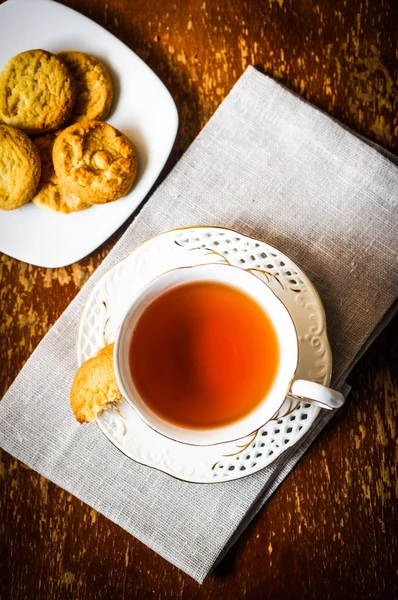 Τσάι με μπισκότα σε ξύλινο φόντο — Φωτογραφία Αρχείου