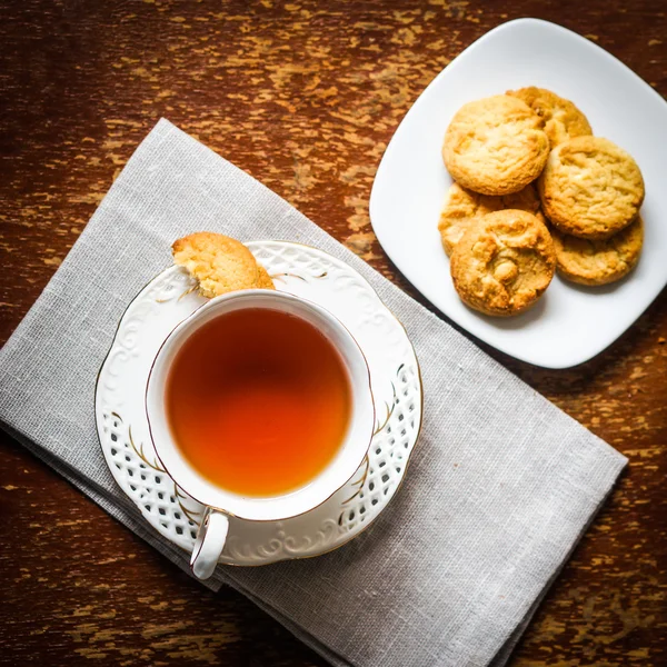 Чай з печивом на дерев'яному фоні — стокове фото