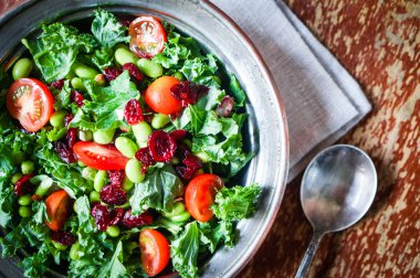 kale ve edamame rustik zemin üzerine salata
