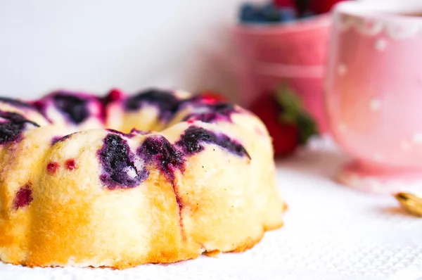 Berry dort na bílém pozadí — Stock fotografie