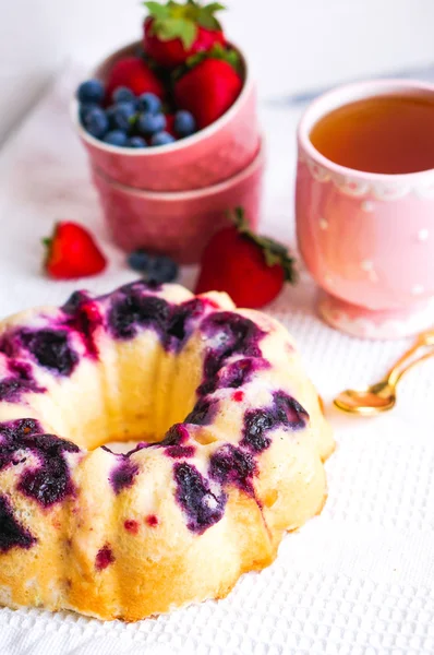 Beerenkuchen auf weißem Hintergrund — Stockfoto