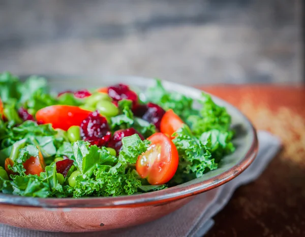 Kale and edamame salad on rustic background — Stock Photo, Image