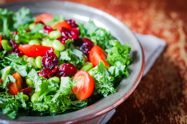 Grünkohl-Edamame-Salat auf rustikalem Hintergrund — Stockfoto