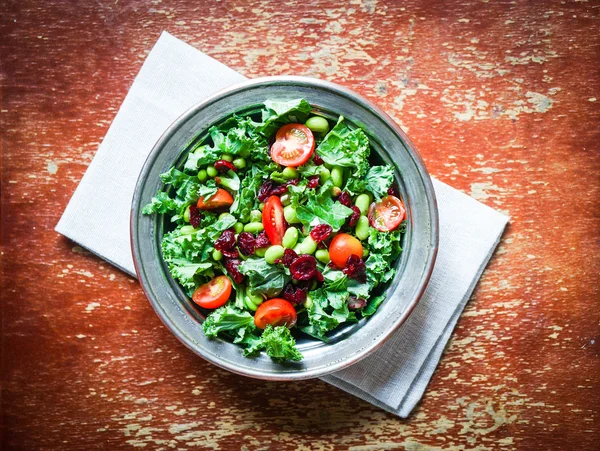 Ensalada de col rizada y edamame sobre fondo rústico — Foto de Stock