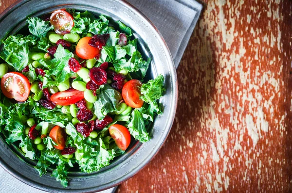 Ensalada de col rizada y edamame sobre fondo rústico — Foto de Stock