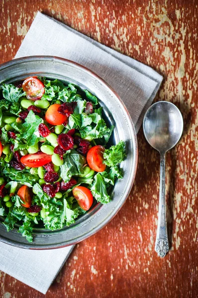 Ensalada de col rizada y edamame sobre fondo rústico — Foto de Stock