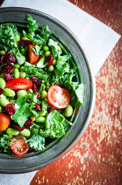 Grönkål och edamame sallad på rustika bakgrund — Stockfoto