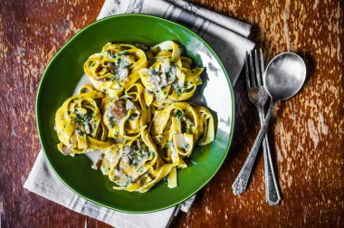 Tagliatelle mantarlı