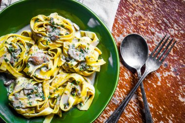 Tagliatelle mantarlı