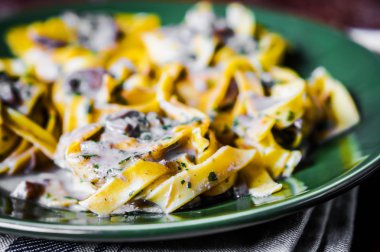 Tagliatelle mantarlı