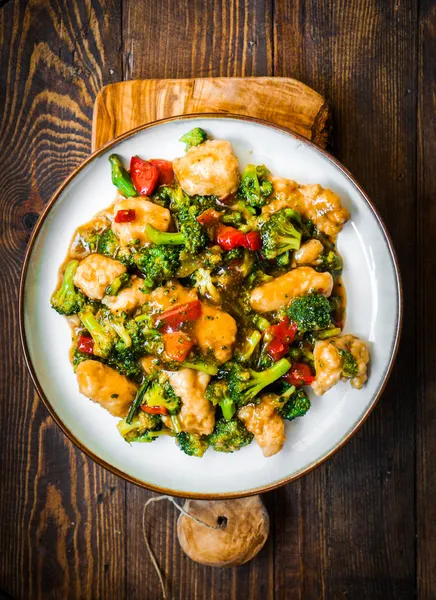 Petti di pollo in salsa di soia e verdure soffriggere — Foto Stock