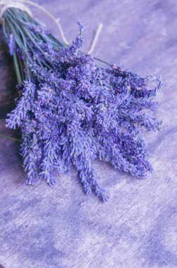 Lavanta demet ahşap zemin üzerinde