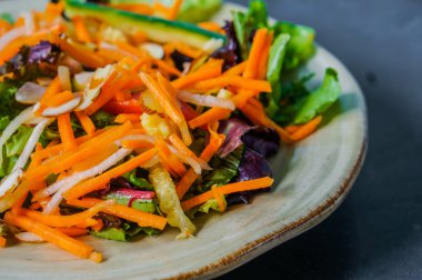 당근, 아몬드, 치즈와 건강 한 샐러드