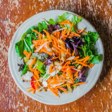 당근, 아몬드, 치즈와 건강 한 샐러드