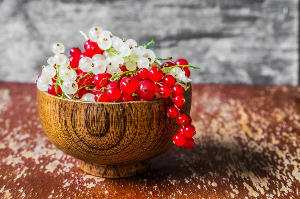 Red and white currants on wooden background — Stock Photo, Image