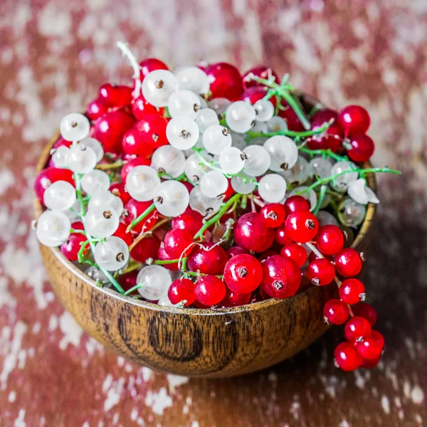 Red and white currants on wooden background — Stock Photo, Image