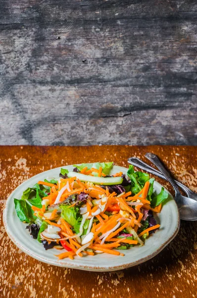 Gesunder Salat mit Karotten, Mandeln und Käse — Stockfoto