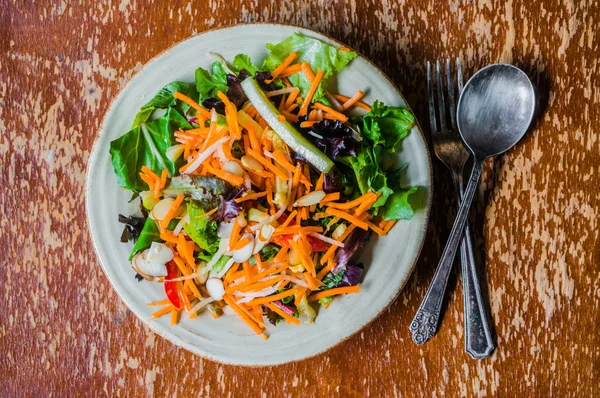 Ensalada saludable con zanahoria, almendras y queso — Foto de Stock
