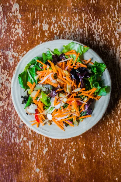 Ensalada saludable con zanahoria, almendras y queso —  Fotos de Stock