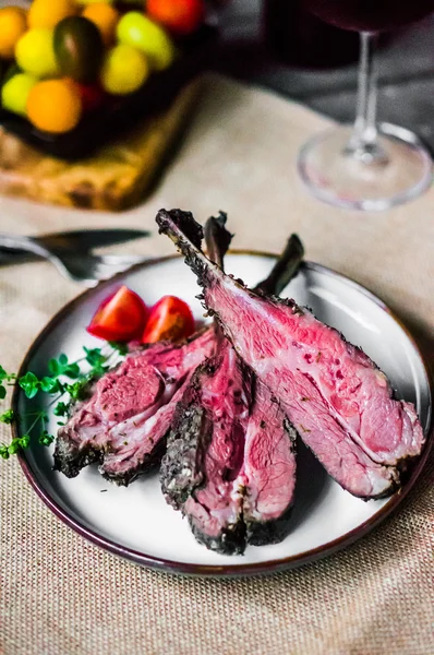 Primo piano delle costolette di agnello alla griglia — Foto Stock