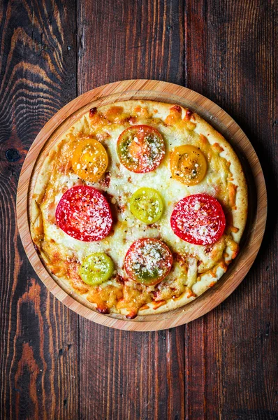 Pizza con tometes y queso — Foto de Stock
