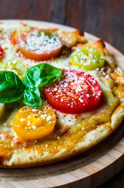 Pizza with tometoes and cheese — Stock Photo, Image