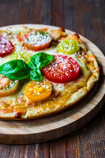 Pizza with tometoes and cheese — Stock Photo, Image