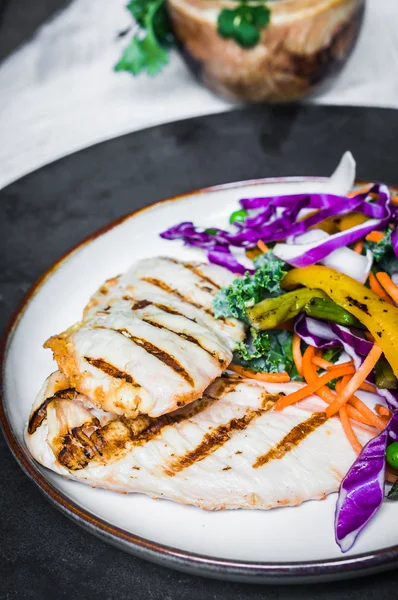 Pechugas de pollo a la plancha con verduras — Foto de Stock