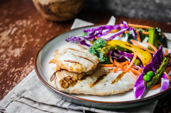 Seios de frango grelhados com legumes — Fotografia de Stock