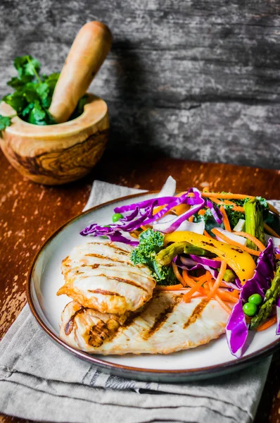 Seios de frango grelhados com legumes — Fotografia de Stock